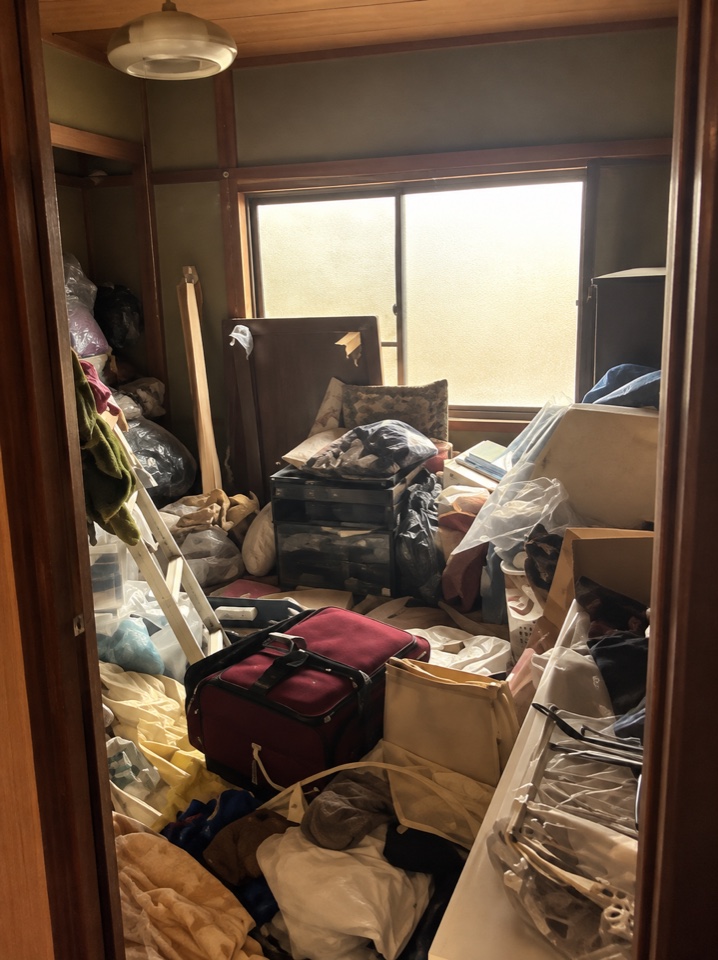 作業前の和室。家具や衣類、収納ケースなどが床を覆っている